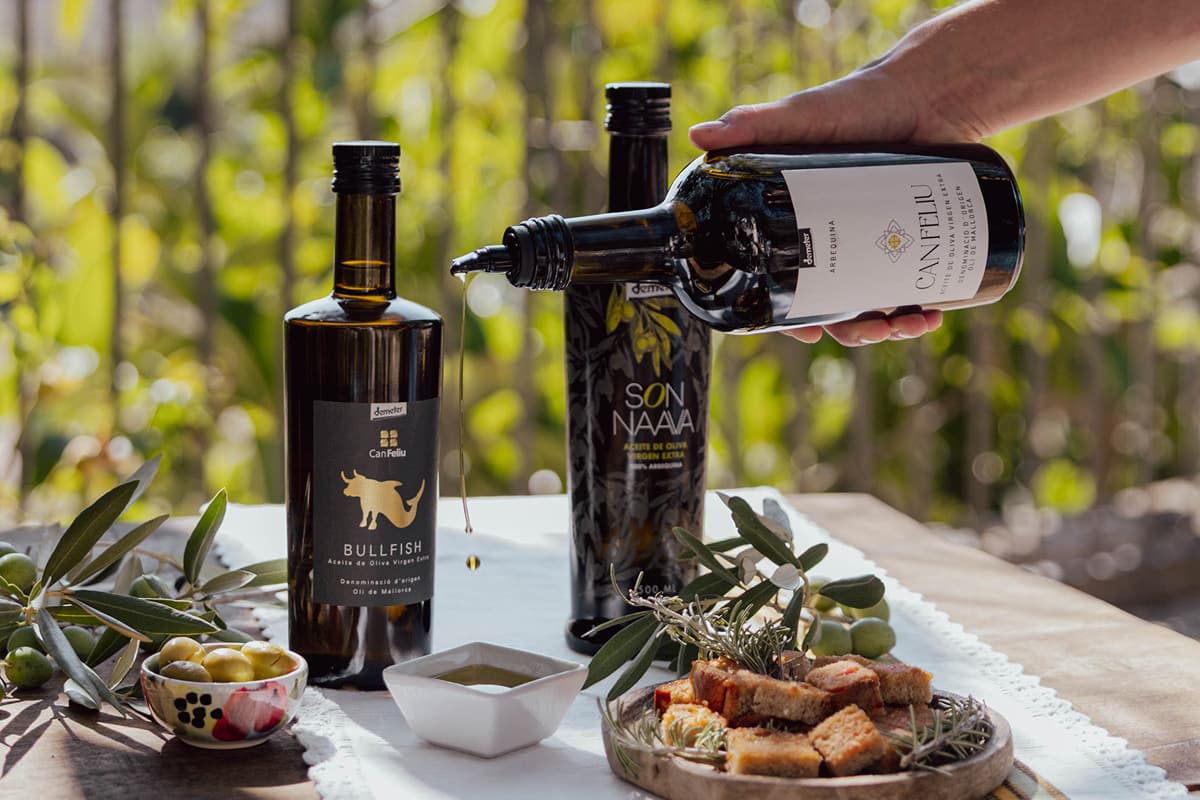 Botellas de aceite con productos mallorquines