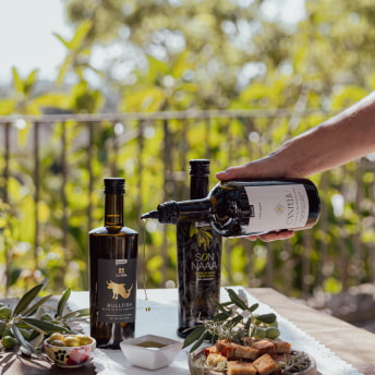Botellas de aceite con productos mallorquines