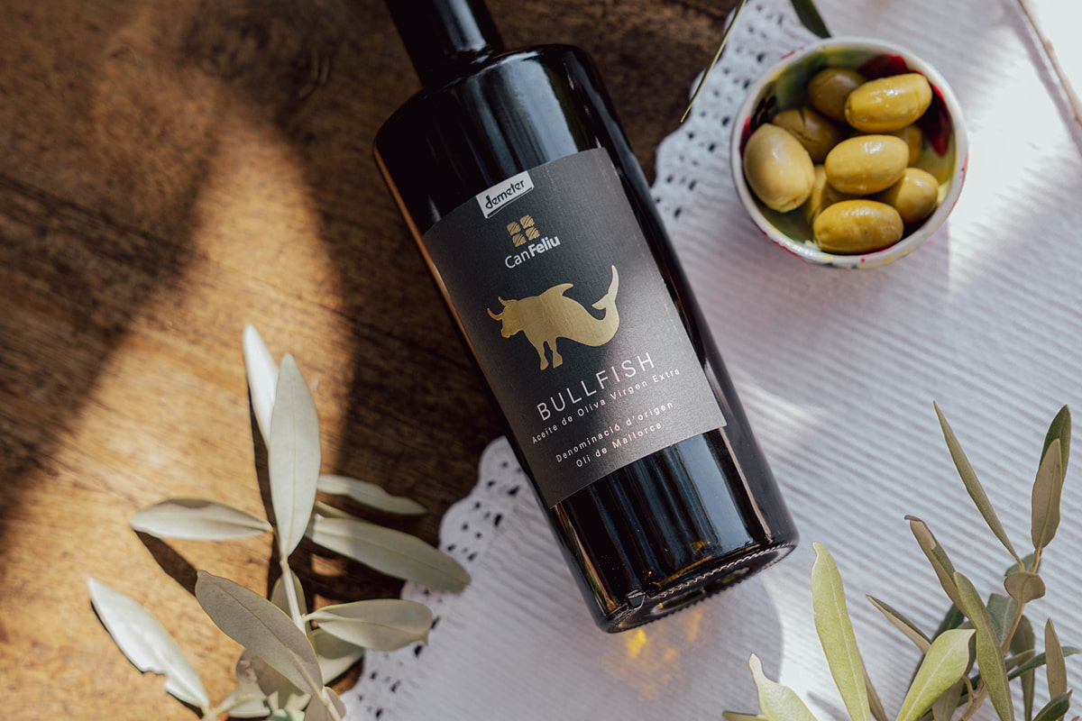 Bodegón del aceite Bullfish con olivas y rama de olivo