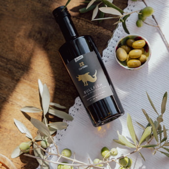 Bodegón del aceite Bullfish con olivas y rama de olivo